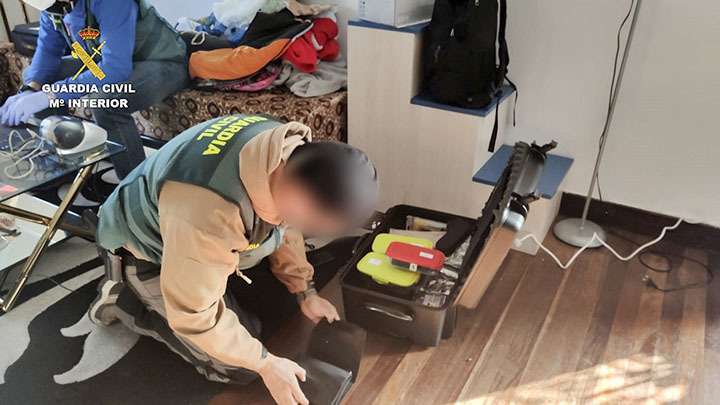 En esta investigación se ha constatado la creación de una estructura dedicada al adoctrinamiento en la ideología y objetivos de la organización terrorista Daesh en el interior del centro penitenciario, y que pretendía mantener la cohesión de los internos ya condenados por terrorismo