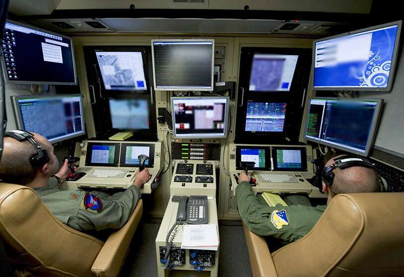 PHOTO/ SA-SECURITE/DRONES REUTERS/Airman de 1ère classe Michael Shoemaker/USAF : Des opérateurs de drones effectuent une mission d'entraînement au MQ-9 Reaper depuis une station de contrôle au sol de la base aérienne de Holloman, au Nouveau Mexique