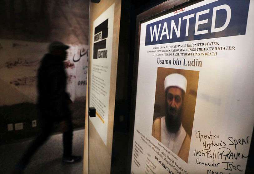 Un póster y una foto utilizados para identificar a Osama Bin Laden se muestras en la exposición ‘Revealed: La Caza de Bin Laden’ en el Museo Memorial del 11-S de Nueva York