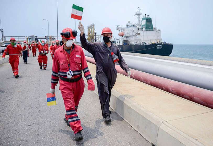 Un trabajador de la empresa petrolera estatal venezolana PDVSA ondea una bandera iraní mientras el petrolero Fortune atraca en la refinería de El Palito en Puerto Cabello, en el estado norteño de Carabobo, Venezuela, el 25 de mayo de 2020