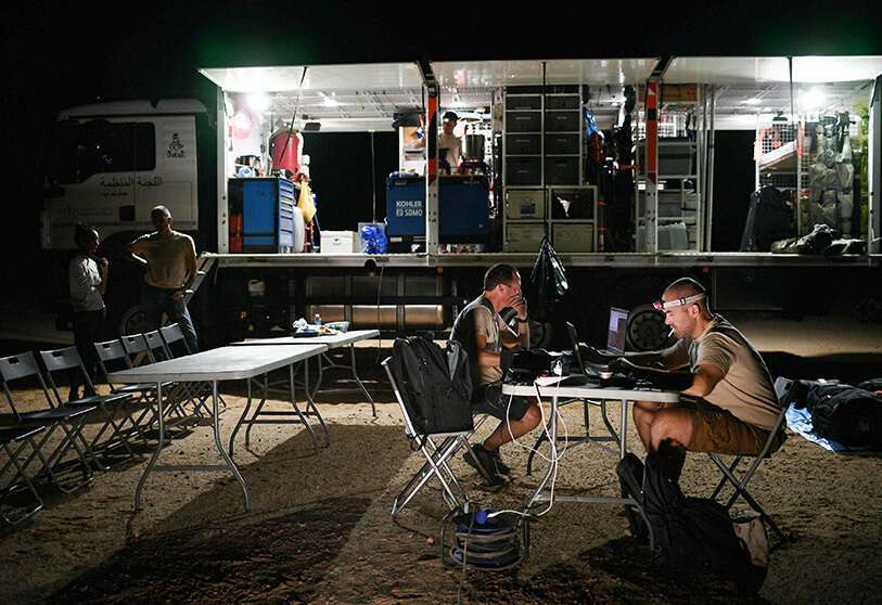 El director del libro de ruta del Dakar Pablo Eli (Izq) y el coordinador deportivo Edo Mossi miran sus libros de ruta en el desierto el 18 de octubre de 2019 en Arabia Saudí durante el reconocimiento para el próximo Dakar 2020 que comenzará el 5 de enero
