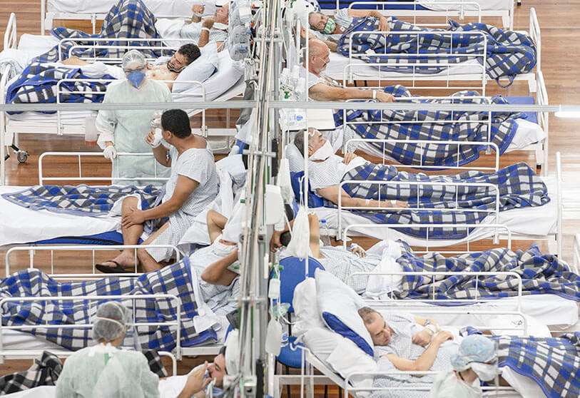 Los pacientes de COVID-19 están acostados en las camas de un hospital de campaña construido dentro de un gimnasio en Santo Andre, en las afueras de Sao Paulo, Brasil, el martes 9 de junio de 2020