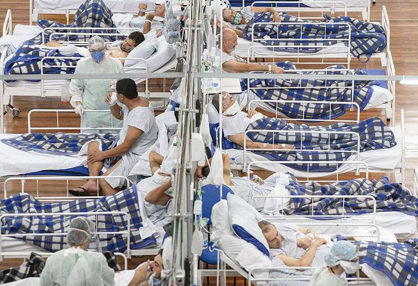 Fotografía de archivo del 9 de junio de 2020, los pacientes se encuentran en las camas de un hospital de campaña construido dentro de un gimnasio en Santo Andre, en las afueras de Sao Paulo, Brasil