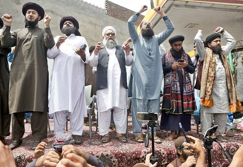 Líderes de Tehreek-e-Labiak Pakistan, un partido islamista prohibido, asisten a una protesta por el arresto del líder de su partido Saad Rizvi, en Lahore, Pakistán, el martes 20 de abril de 2021. AP/K.M. CHAUDARY