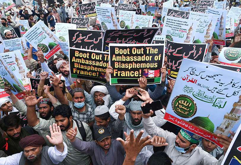 Simpatizantes del partido Tehreek-e-Labbaik Pakistan (TLP) embajador francés, en Lahore el 20 de abril de 2021. PHOTO/AFP