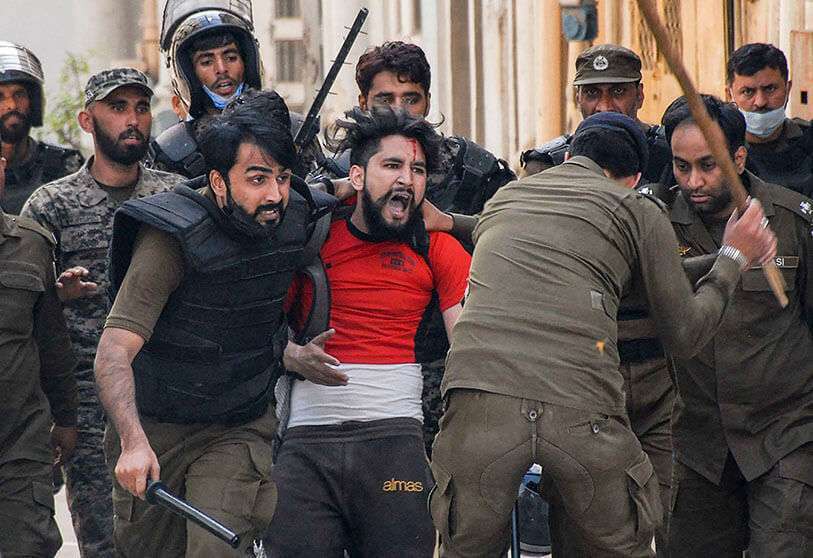 Policías detienen a un simpatizante del partido Tehreek-e-Labbaik Pakistan (TLP) durante una protesta contra el arresto de su líder cuando exigía la expulsión del embajador francés por las representaciones del profeta Mahoma, en Rawalpindi el 14 de abril de 2021 PHOTO/AFP