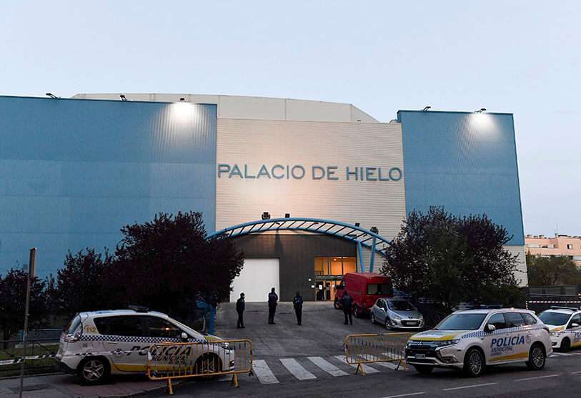 La Policía se encuentra en el exterior del centro comercial Palacio de Hielo, donde una pista de hielo se convirtió en una morgue temporal el 23 de marzo de 2020 en Madrid para hacer frente a un aumento de las muertes en la capital española debido al coronavirus