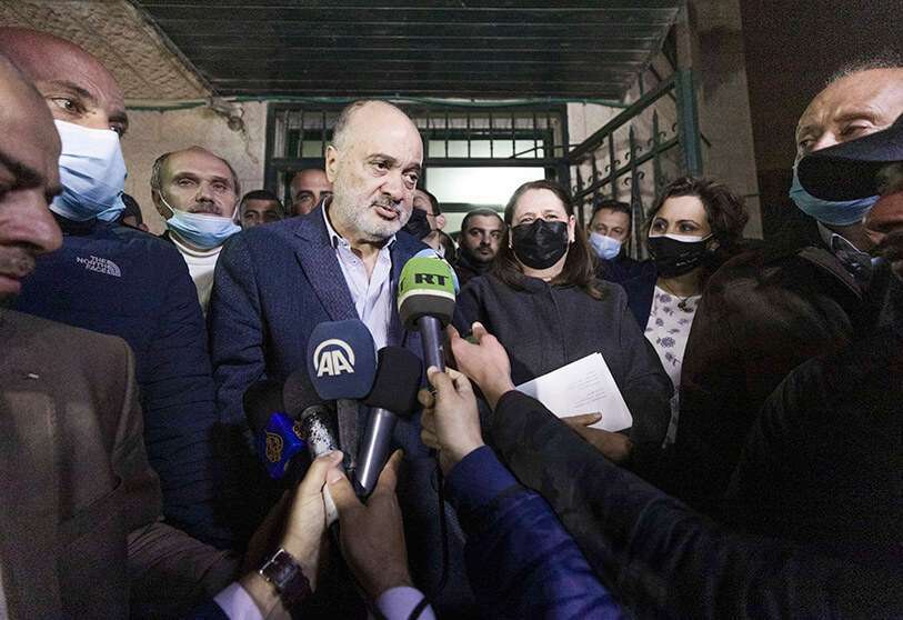 El ex funcionario de Fatah Nasser al-Kidwa, en el centro a la izquierda, y la esposa de Marwan Barghouti, Fadwa, en el centro a la derecha, salen de la oficina de la Comisión Electoral Central Palestina tras registrar su lista conjunta para las próximas elecciones parlamentarias de mayo, en la ciudad cisjordana de Ramallah, el miércoles 31 de marzo de 2021 AP/NASSER NASSER