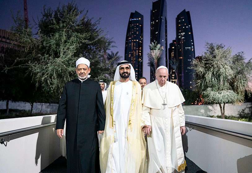 El jeque Mohamed bin Rashid al-Maktoum , vicepresidente y primer ministro de Emiratos Árabes Unidos y gobernante del emirato de Dubái, el papa Francisco y Ahmed al-Tayeb, Gran Imán de Al-Azhar, llegan a la Reunión de la Fraternidad Humana en el Monumento a los Fundadores, el 4 de febrero de 2019