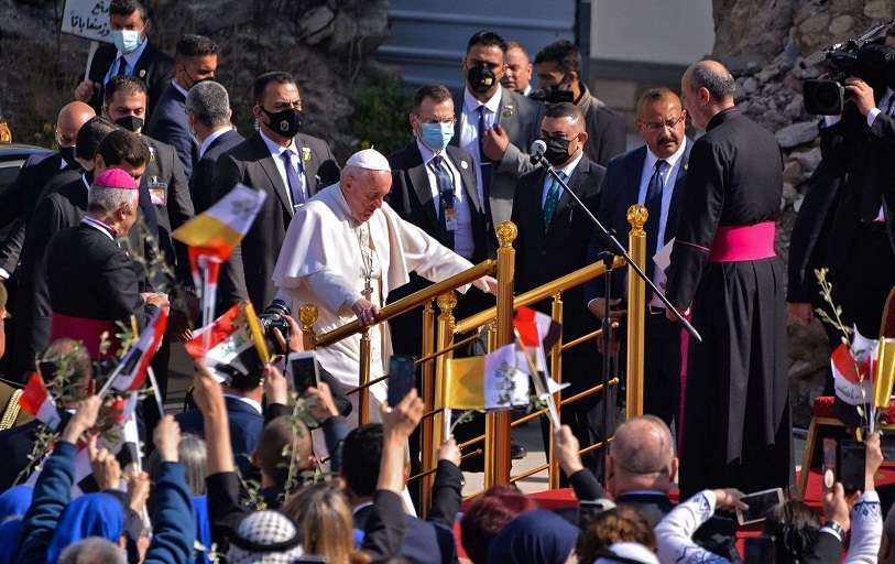 El papa Francisco accede a la iglesia de la Inmaculada Concepción en Mosul