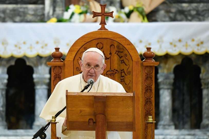El papa Francisco reza en la iglesia de la Inmaculada en Qaraqosh, Irak