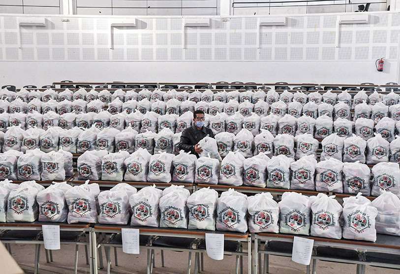 Un empleado de la Unión Tunecina de Solidaridad Social (UTSS) prepara paquetes de alimentos para los ancianos y las familias de bajos ingresos en Túnez durante la pandemia de coronavirus, el 8 de abril de 2020