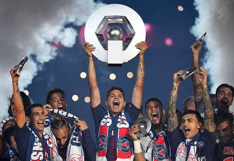 En esta foto de archivo tomada el 18 de mayo de 2019, el defensor brasileño del Paris Saint-Germain Thiago Silva celebra con el trofeo de campeón al final del partido de fútbol de la Ligue1 francesa entre el Paris Saint-Germain (PSG) y Dijon en el estadio del Parque de los Príncipes de París
