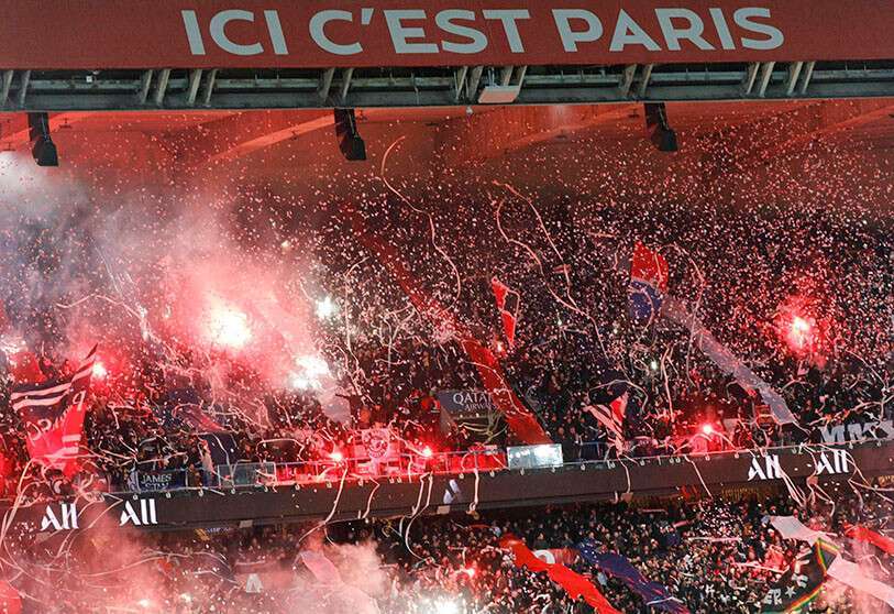 En esta foto de archivo tomada el 09 de febrero de 2020, los aficionados encienden bengalas en las gradas durante el partido de fútbol francés entre el París Saint-Germain (PSG) y el Lyon (OL) en el estadio del Parque de los Príncipes de París
