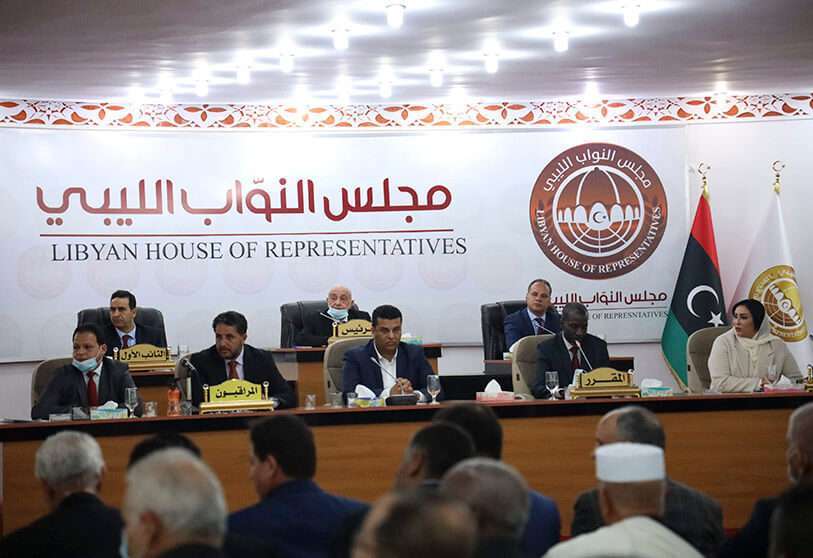 Miembros del Parlamento libio asisten a la ceremonia de juramento del nuevo primer ministro interino del país en la ciudad oriental libia de Tobruk el 15 de marzo de 2021, tras años de caos y división