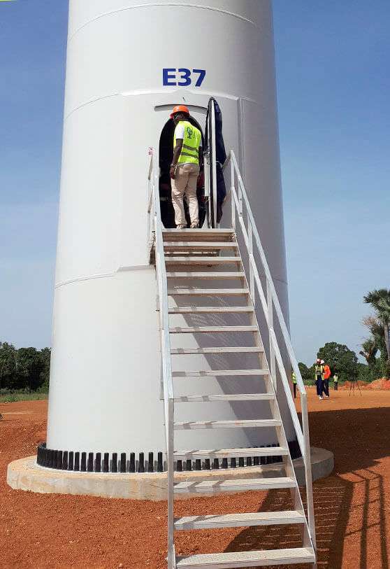 Cada turbina, de 117 m de altura y 61,7 m de longitud de pala, producirá 3,45 megavatios de energía