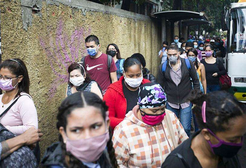 Atalayar_Peatones y viajeros con máscaras faciales en medio de la propagación del nuevo coronavirus en Venezuela