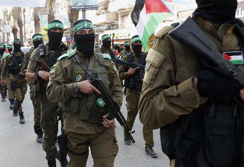 Militantes enmascarados de las Brigadas Izzedine al-Qassam, ala militar de Hamás, sostienen sus banderas de Palestina AP/ADEL HANA