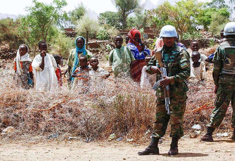 Des soldats de la paix rwandais, membres de la mission de l'ONU et de l'Union africaine au Darfour (MINUAD), montent la garde dans la ville de Golo, au centre du Darfour