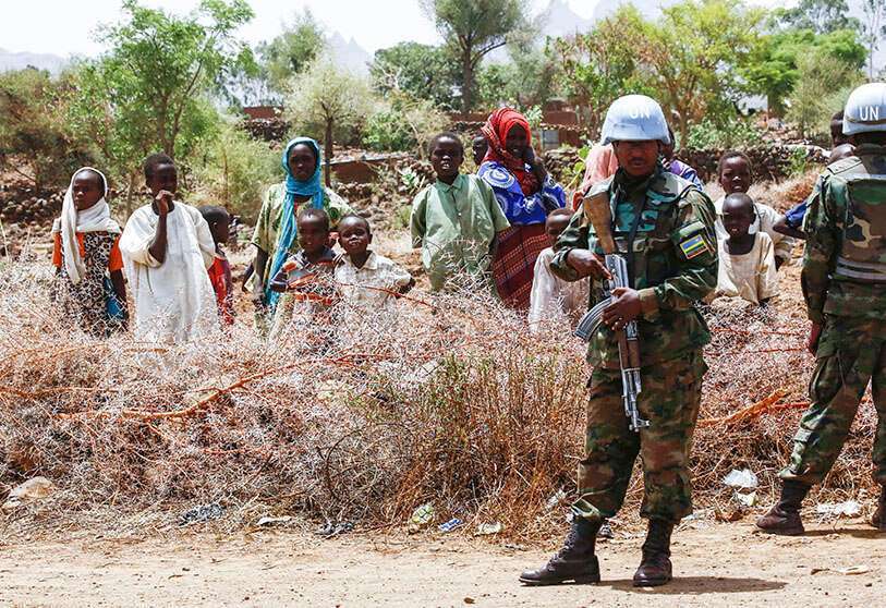 Personal de mantenimiento de la paz de Ruanda, que forma parte de la misión de la ONU y la Unión Africana en Darfur (UNAMID), hace guardia en la ciudad de Golo, en el centro de Darfur