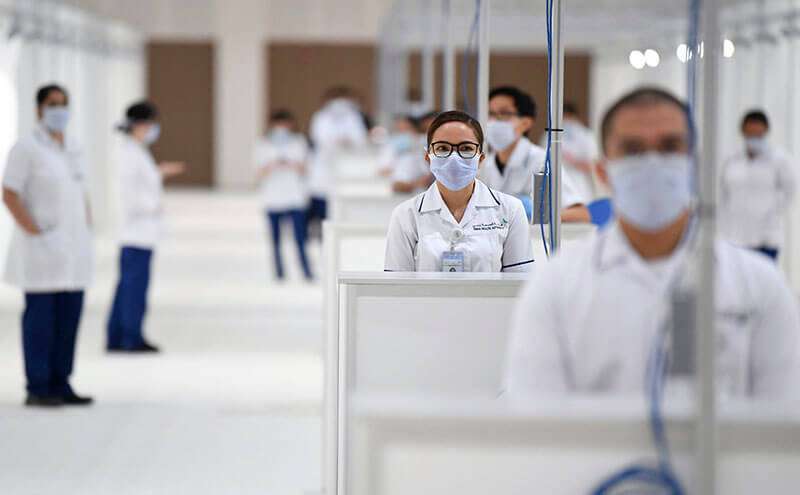 Personal del hospital de campaña de Dubai en los Emiratos Árabes Unidos.