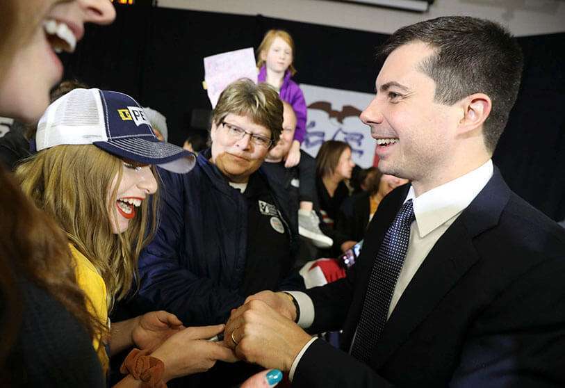 Buttigieg saluda a sus partidarios en un acto de campaña en un gimnasio de Sioux City, Iowa