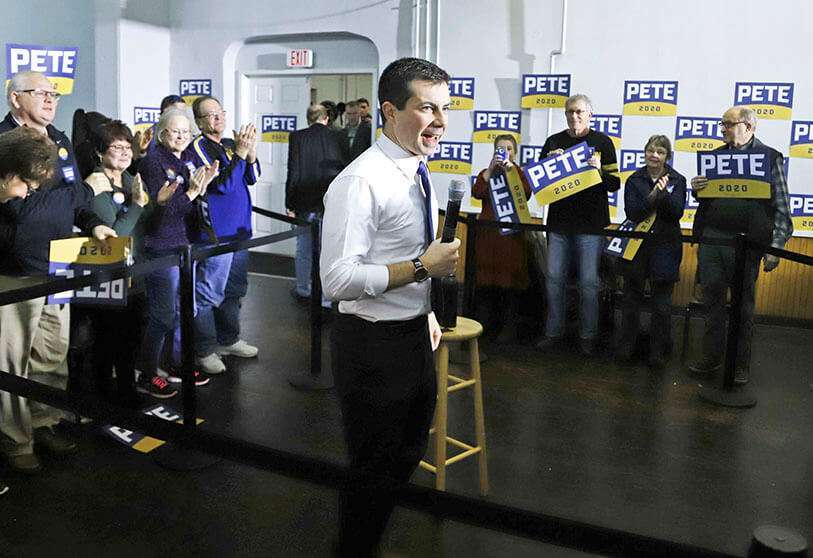 Buttigieg participa en un acto con seguidores en Keokuk, Iowa