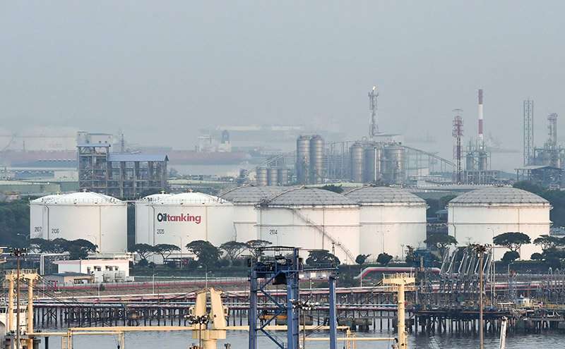 Tanques de almacenamiento de petróleo en la isla de Jurong, frente a Singapur AFP/ ROSLAN RAHMAN