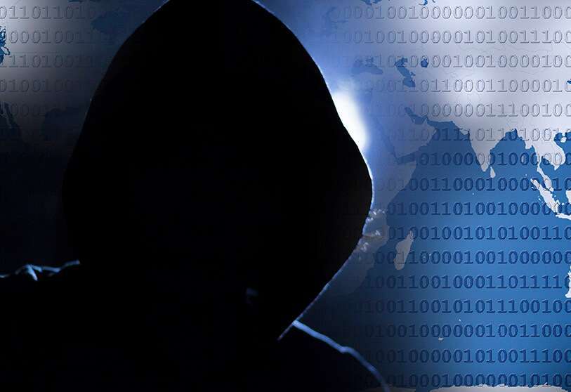 REUTERS/KACPER PEMPEL  -   Un hacker encapuchado sostiene una computadora portátil