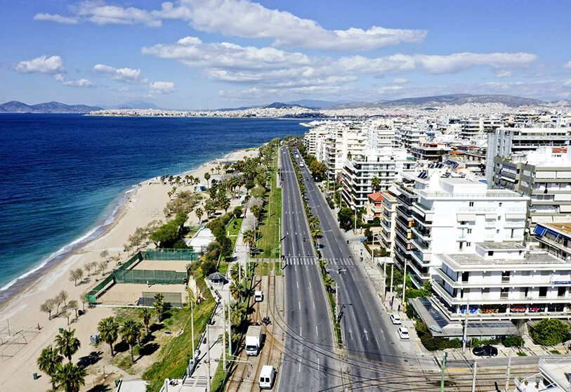 Avenida Poseidonos, con la playa de Paleo Faliro a la izquierda, en el sur de Atenas