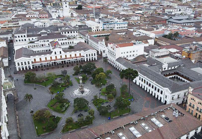 Vista aérea de la Plaza Grande vacía, con el palacio presidencial de Carondelet al fondo, en Quito, Ecuador, el 19 de marzo de 2020