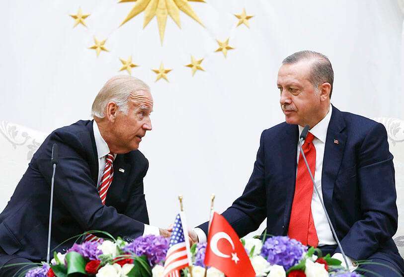 PHOTO/KAYHAN OZER – Fotografía de archivo el vicepresidente de Estados Unidos Joe Biden, izquierda, y el presidente turco Recep Tayyip Erdogan se dan la mano después de una reunión en Ankara, Turquía, el miércoles 24 de agosto de 2016