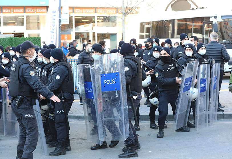 La Policía antidisturbios turca bloquea una calle durante una protesta contra el nombramiento de Melih Bulut, como nuevo rector de la Universidad Bogazici de Estambul, el 5 de febrero de 2021 en Ankara