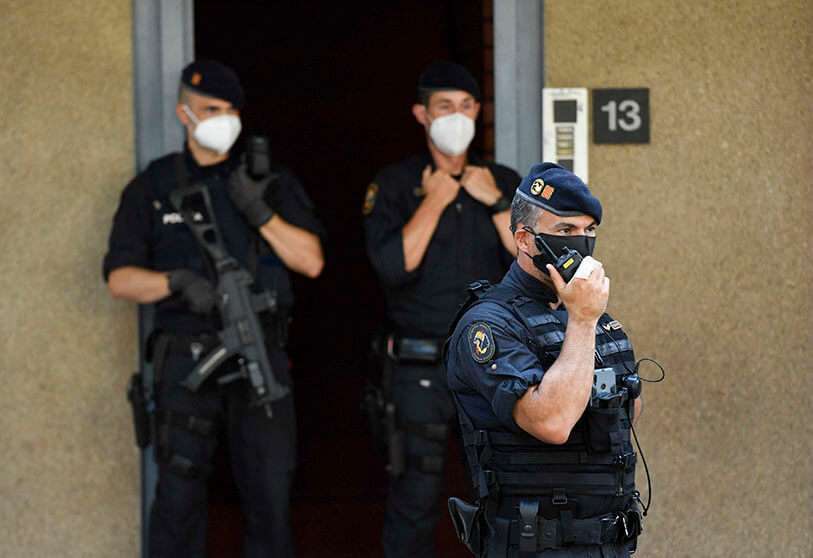 Miembros de los Mossos d'Esquadra hacen guardia durante una operación antiterrorista en Barcelona, España