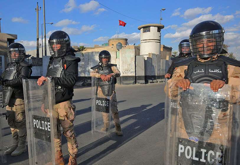 Policías antidisturbios iraquíes protegen la Embajada de Turquía en Bagdad el 18 de febrero de 2021 tras las convocatorias en las redes sociales para concentrarse ante la Embajada turca en protesta por las promesas de Turquía de invadir el enclave noroccidental de Sinjar