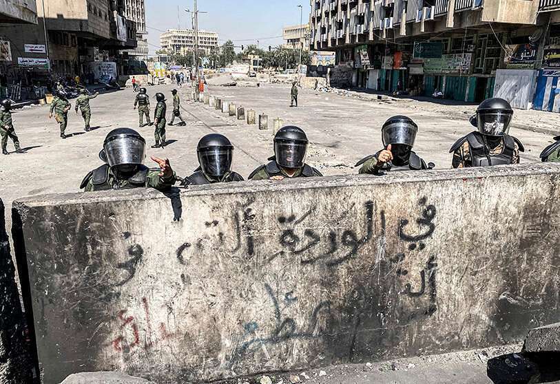 La policía antidisturbios en la Plaza Tahrir durante las protestas antigubernamentales en Bagdad, Irak