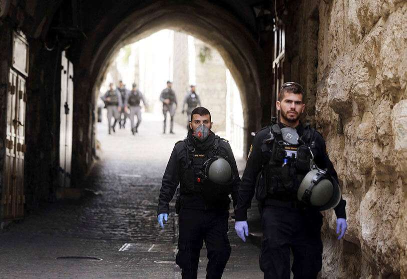 Patrullas de la Policía israelí patrullan la calle desierta de la Ciudad Vieja de Jerusalén, en Jerusalén, el lunes 23 de marzo de 2020