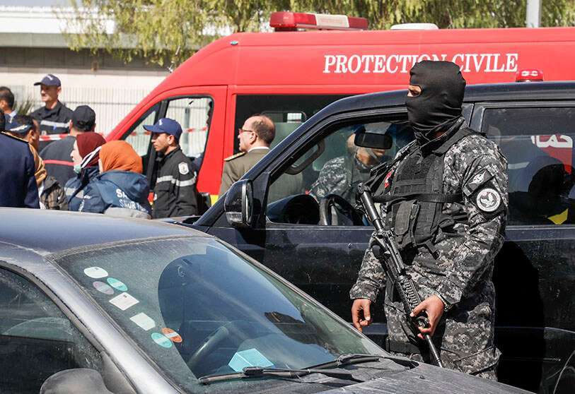 Un oficial de Policía tunecino armado en el lugar de la explosión cerca de la embajada de los Estados Unidos