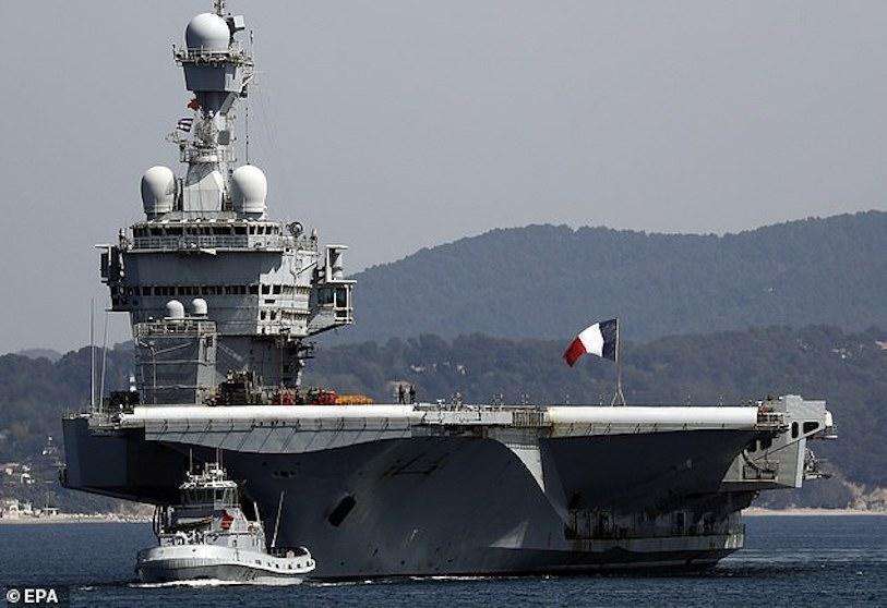 PHOTO/EPA - Le futur porte-avions remplacera en 2038 le Charles de Gaulle de 42 000 tonnes (photo), long de 261 mètres et également alimenté par l'énergie nucléaire K15