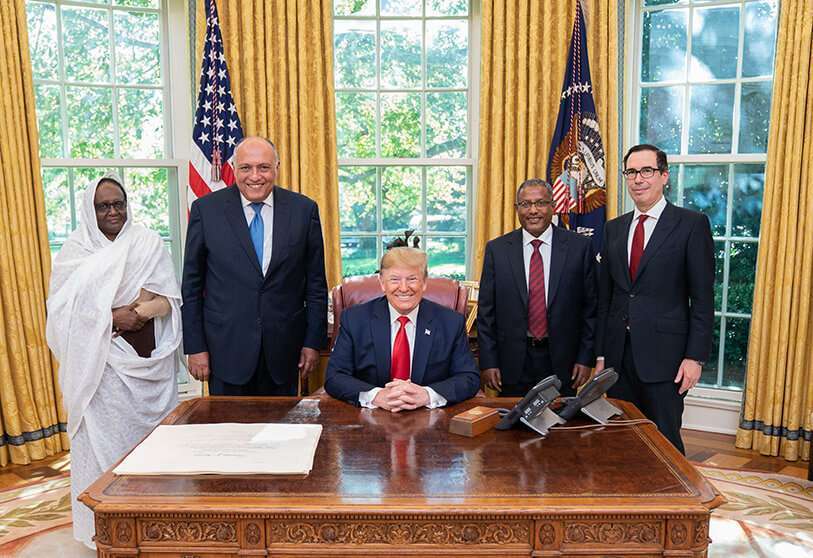 El presidente de Estados Unidos, Donald Trump (Centro), posa para una foto con la ministra de Asuntos Exteriores de Sudán, Asma Mohamed Abdalla (Izquierda), el ministro de Asuntos Exteriores de Egipto, Sameh Shoukry (Segundo Izquierda), el ministro de Asuntos Exteriores de Etiopía, Gedu Andargachew (Segundo Derecha), y el secretario del Tesoro de Estados Unidos, Steven Mnuchin (Derecha), durante una reunión sobre las negociaciones en curso sobre la presa del Gran Renacimiento Etíope