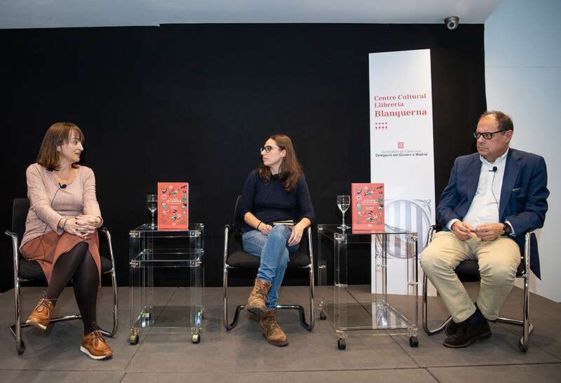 Luz Orihuela, la periodista Belén Kayser y José Luis García Rodríguez conversan durante la presentación del libro