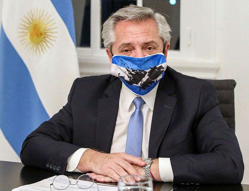 Presidente de la Argentina Alberto Fernández con una máscara facial con los colores de la bandera nacional argentina y el mapa de las Islas Malvinas/Falklands en la residencia presidencial de Olivos, Buenos Aires, el 10 de junio de 2020