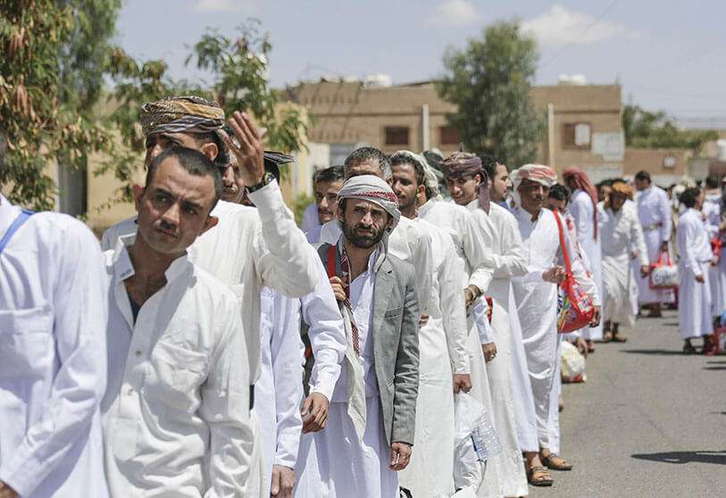 Detenidos yemeníes se encuentran antes de ser liberados de una prisión controlada por rebeldes hutíes, en Saná, Yemen, el lunes 30 de septiembre de 2019. El Comité Internacional de la Cruz Roja dijo que los rebeldes hutíes de Yemen han liberado a 290 detenidos a lo largo de los años, recluidos en varios centros de detención en todo el país devastado por la guerra
