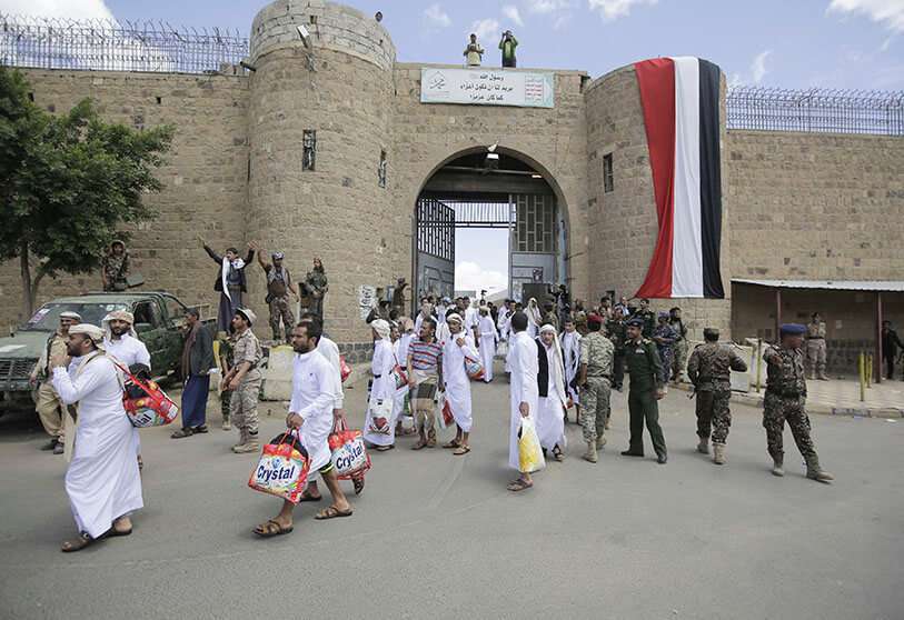 Detenidos yemeníes salen tras su liberación de una prisión controlada por rebeldes hutíes, en Saná, Yemen, el lunes 30 de septiembre de 2019