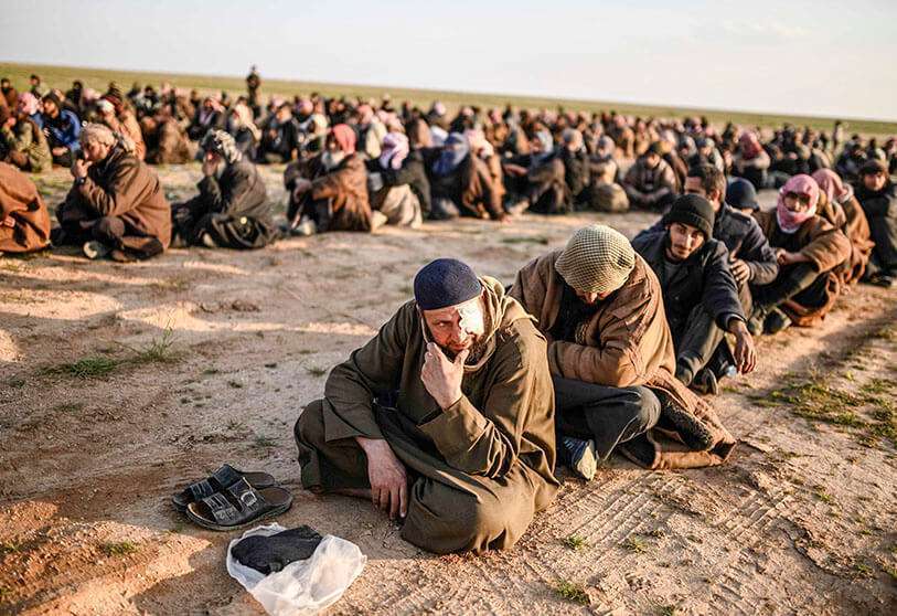 Miembros del Daesh detenidos por las Fuerzas Democráticas Sirias (SDF) en Baghouz, en la provincia siria de Deir Ezzor, el 22 de febrero de 2019