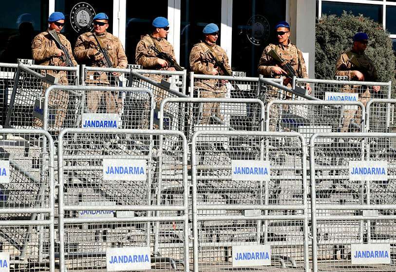 Soldados turcos hacen guardia fuera de una sala de tribunal en el complejo de la prisión y el palacio de justicia de Silivri, cerca de Estambul (Turquía), el 18 de febrero de 2020