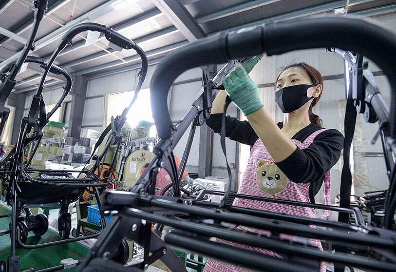 Una trabajadora produciendo cochecitos de bebé en una fábrica en Handan, en la provincia de Hebei, al norte de China