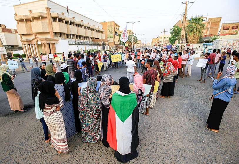 AFP/ ASHRAF SHAZLY - Protesta frente a la Asociación de Profesionales del Sudán en el distrito de Garden City de la capital sudanesa, Jartum, el 4 de julio de 2020, en solidaridad con el pueblo de la región de Nertiti, en la provincia de Darfur Central, en el suroeste del país
