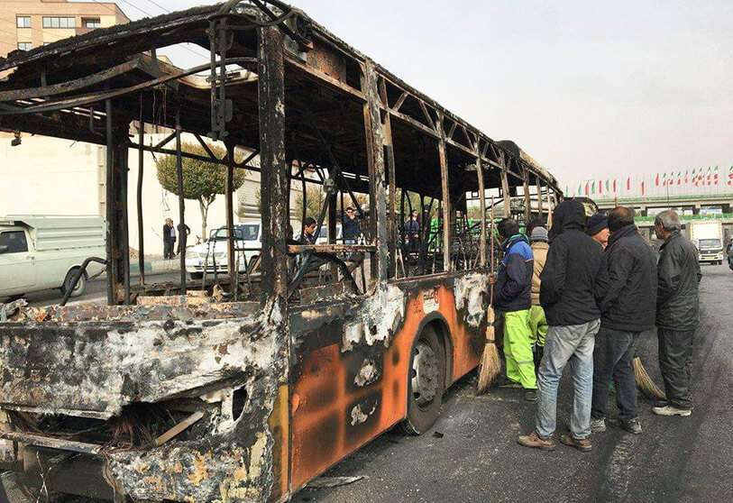 Restos de un autobús que fue incendiado por los manifestantes durante una manifestación contra el aumento de los precios de la gasolina en la ciudad central de Isfahán, el 17 de noviembre de 2019