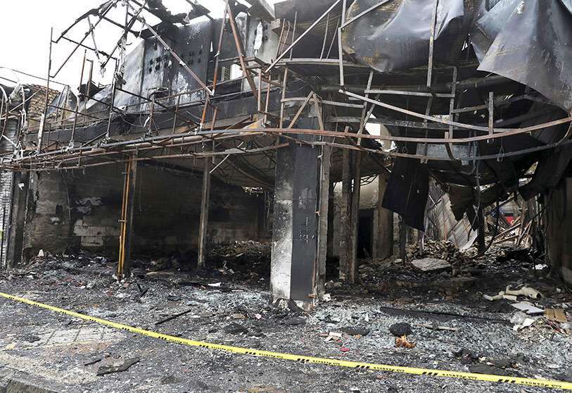 Un edificio que fue dañado durante las recientes protestas está acordonado en Shahriar, Irán
